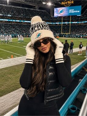 NFLMiami Dolphins Ultra Game Cream Pom Beanie & Gloves 3-Piece Set NWOT-One Size